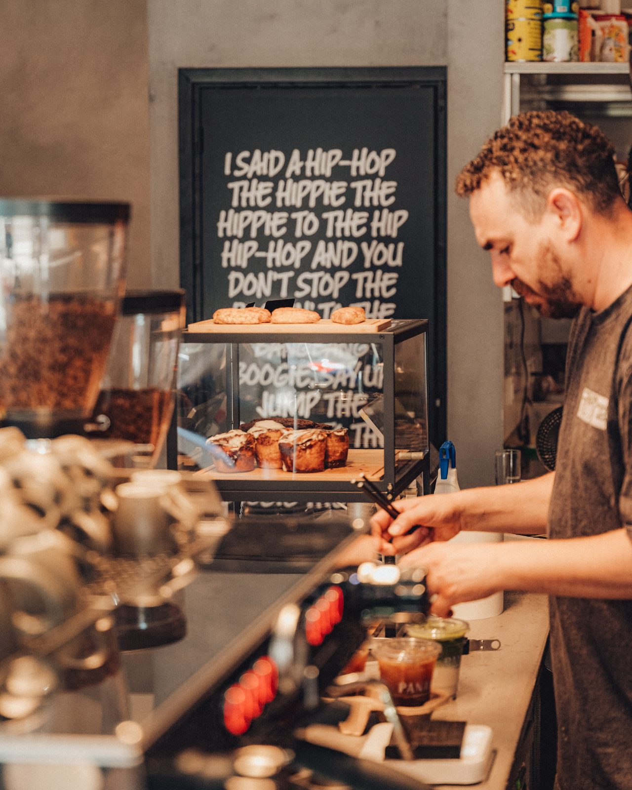 Un barista prépare un café au comptoir du Paname Coffee Shop